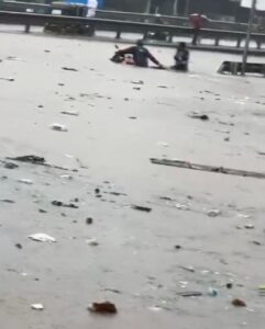 मुसळधार पावसामुळे कल्याण-शिलफाटा रोडवर पाणी साचले