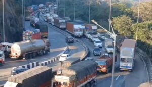 मुंबई–पुणे द्रुतगती मार्गावर भीषण वाहतूक कोंडी; बोरघाटात वाहनांच्या लांबच लांब रांगा